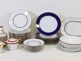 beaucoup d'assiettes et de tasses posées sur la table