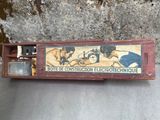 une pancarte apposée sur le mur d'un immeuble sur laquelle on peut lire : « travaux de construction liés à l'électronique »