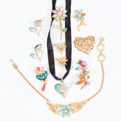 un assortiment de bijoux fantaisie comprenant un collier, un bracelet et une broche