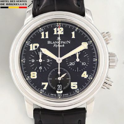 une image montrant un gros plan d'une montre-bracelet au cadran noir