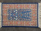 un tapis bleu et rouge à motifs floraux