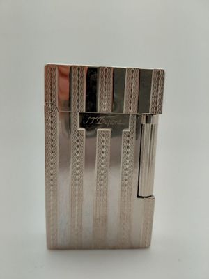 une image représentant un briquet argenté sur fond blanc