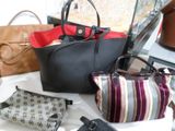 plusieurs sacs posés ensemble sur une table