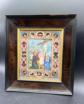 un tableau représentant Jésus sur la croix, avec une femme tenant un enfant dans ses bras