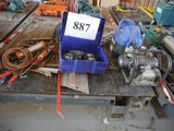 une boîte bleue portant un numéro, posée sur un établi
