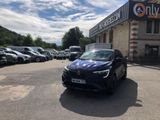 une voiture bleue garée devant un bâtiment dans un parking