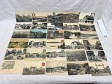 un lot de vieilles cartes postales sur une table