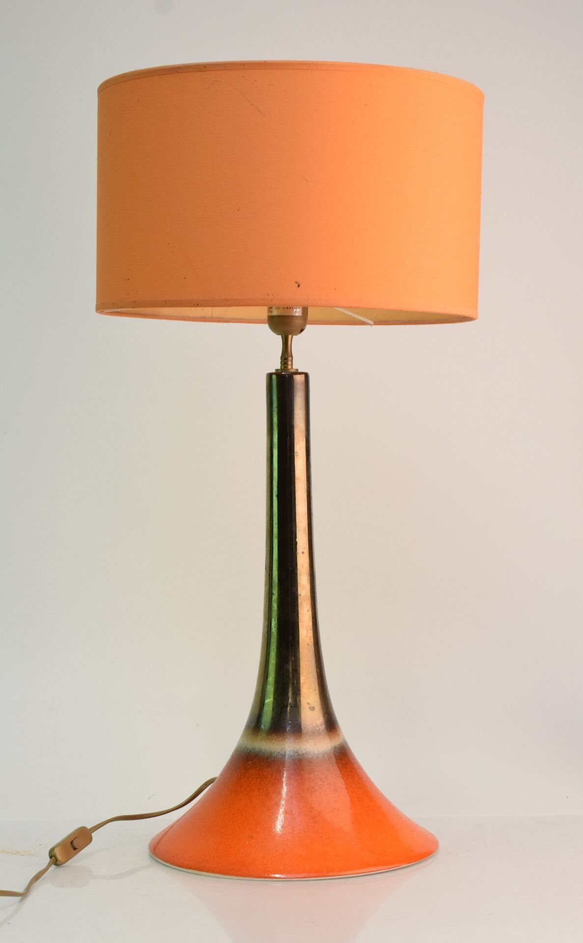 Lampe à pied évasé en faïence émaillée orange à dégradé à lu…