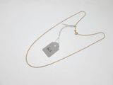 gros plan d'un collier auquel est attachée une étiquette