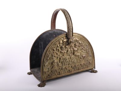 un sac à main doré et noir posé sur un support