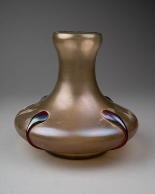 LOETZ - Attribué à. VASE à panse aplatie et à col bulbeux à …