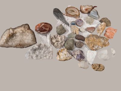 plusieurs types de roches et de pierres sur un fond gris