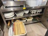 une cuisine où les étagères sont remplies de vaisselle et d'ustensiles