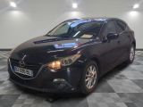 une photo d'une Mazda noire dans un showroom