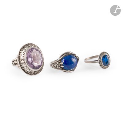 trois anneaux ornés de pierres violettes et bleues sur fond blanc