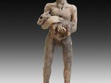une statue d'un homme tenant un bébé dans ses bras