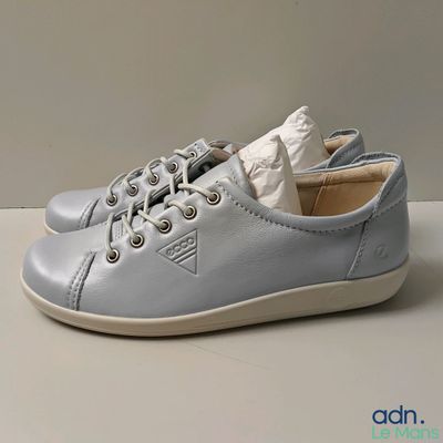 chaussures en cuir bleues pour petit garçon, avec des lacets sur le bout