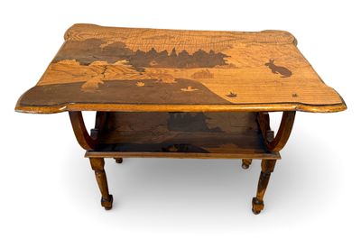 Petite TABLE basse à deux plateaux, le plateau supérieur à a…