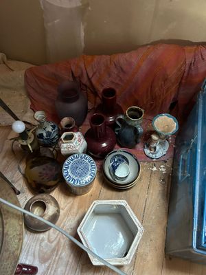 l'image d'une table sur laquelle sont posés de nombreux objets