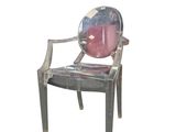 une chaise argentée avec une assise rose et une assise noire