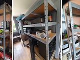 deux photos d'une pièce dans laquelle se trouve une étagère remplie d'objets