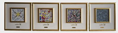 quatre tableaux encadrés, de couleurs et de motifs variés, accrochés à un mur blanc