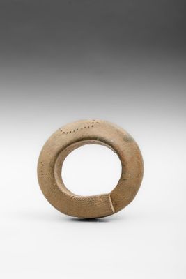 un gros plan d'un objet marron sur une surface blanche