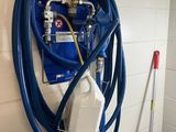 un tuyau bleu fixé au mur à côté des toilettes