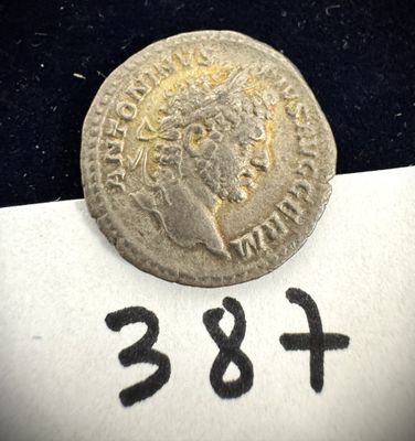 un gros plan d'une pièce de monnaie posée sur une feuille de papier