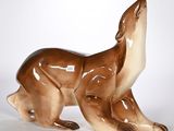 une sculpture en céramique représentant une belette sur fond blanc