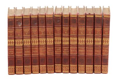 un coffret de six livres à couverture rouge et bordures dorées
