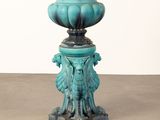 une image représentant un vase bleu posé sur une table