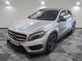 le suv mercedes gla est garé sur un sol en damier