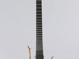 un gros plan d'une guitare posée sur un support, sur fond blanc