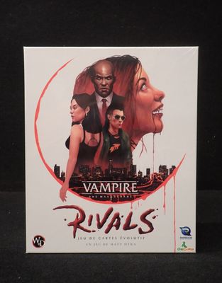 une boîte sur laquelle figure la couverture de « Vampire Rivals »