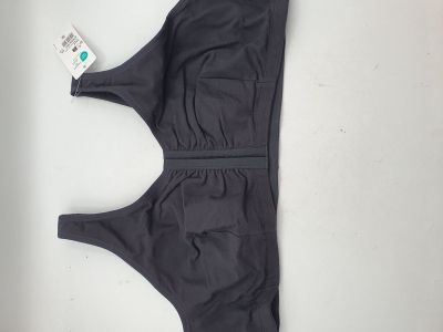 un maillot de bain posé sur une surface blanche