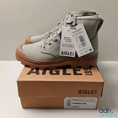 une photo d'une paire de chaussures pour homme posée sur une boîte