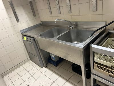 une cuisine équipée d'un évier et d'un lave-vaisselle