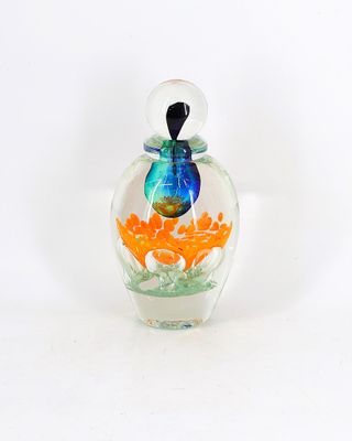 une petite bouteille en verre contenant un petit poisson