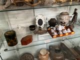 une vitrine en verre contenant de nombreux objets variés