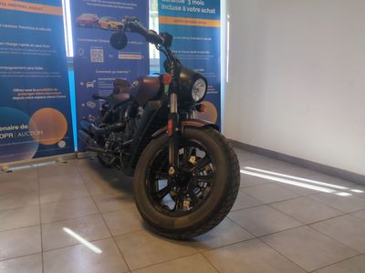 une moto garée dans un showroom