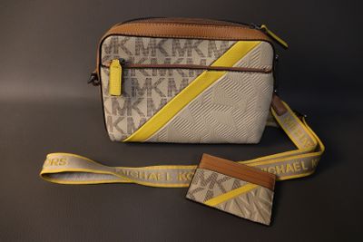 MICHAEL KORS. Modèle COOPER. Sac à bandoulière en cuir brun,…