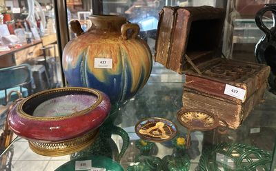 de nombreux vases exposés dans une vitrine