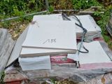 une pile de livres posée sur une pile de bois