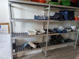 une étagère métallique sur laquelle sont posés de nombreux objets