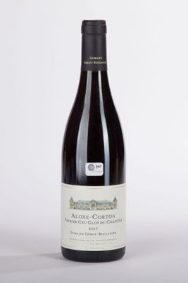 une image d'une bouteille de vin rouge sur fond blanc