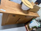 une armoire en bois sur laquelle est posé un seau