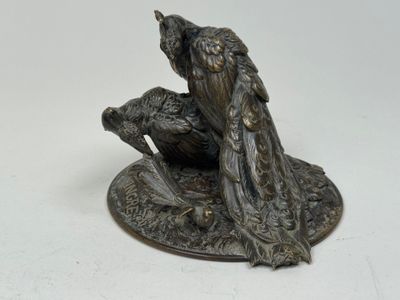 une statue représentant un oiseau perché au sommet d'un arbre