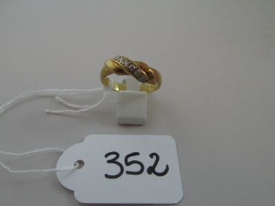 une photo d'une bague à laquelle est accrochée une étiquette de prix