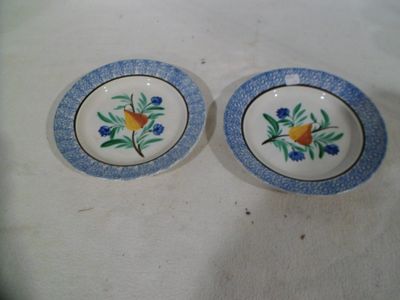 paire d'assiettes bleues et blanches avec oiseaux et fleurs
